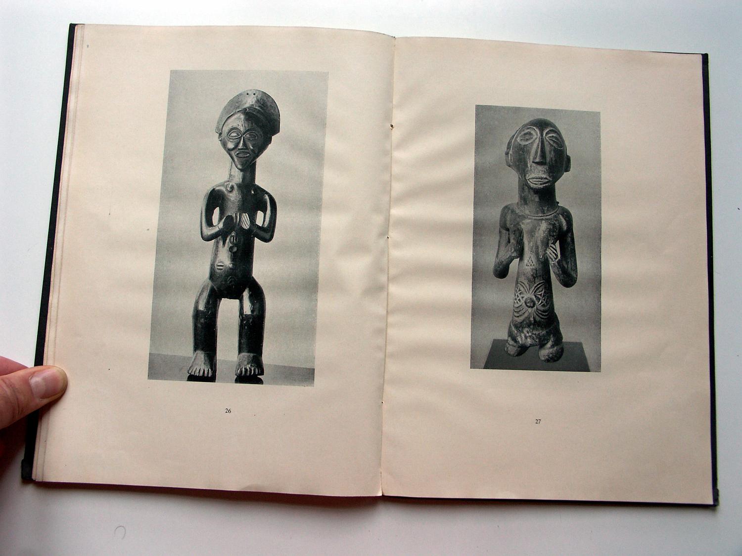 zz-eins21,s.58 26 urua (luba),frau-holz-figur,carl einstein und 27 uru